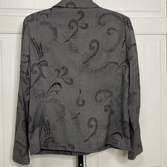 Women’s Bob Mackie Studio Gray w/ Black Velvet Floral 2 Button Blazer Size 8 - Picture 5 of 12
